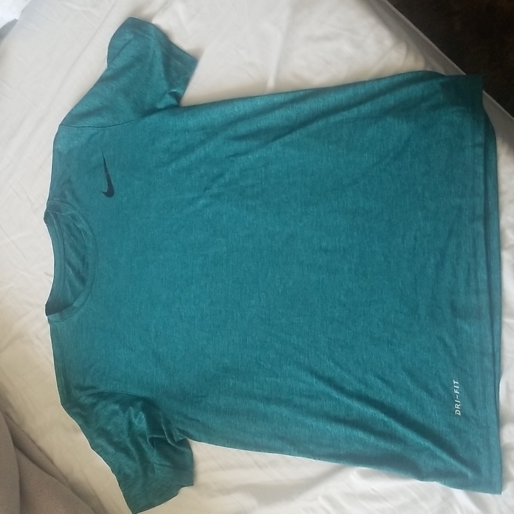 Nike Tee Dri-Fit. Set of 2  men size M. Colors gray and green. Like new